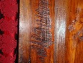 Dettaglio dei solchi lasciati nel legno dalla sega a mano adoperata per segare le tavole.