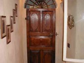 Antica porta in noce bugnata, restaurata.