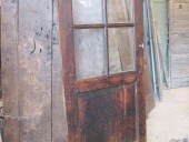 La porta antica in noce nazionale restaurata.