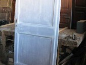 Vista interna porta antica in shabby lavanda bianco