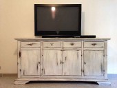 Il corpo inferiore della credenza in shabby