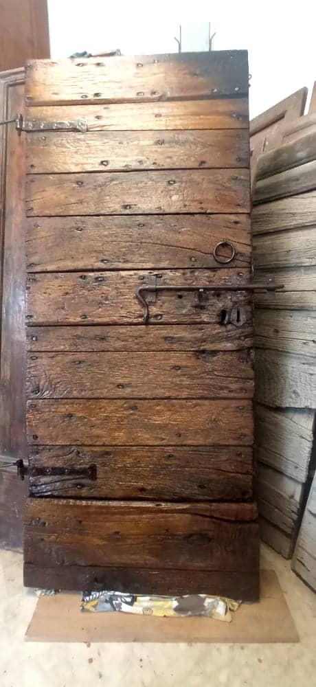 Portone antico rustico restaurato in un interno